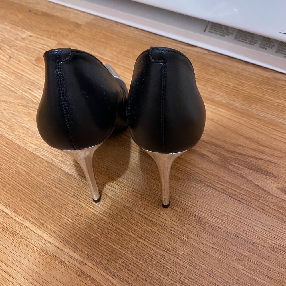 Beautiful shoes, selling only cause doesn’t match to the dress I ordered it for